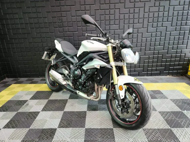 STREET TRIPLE 675 . BRANCA 2016/2017
