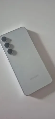 Celular Galaxy 24 FE.