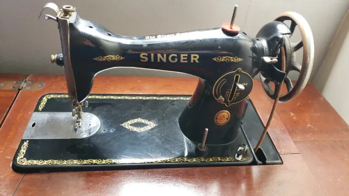 Maquina de costura Singer pretinha