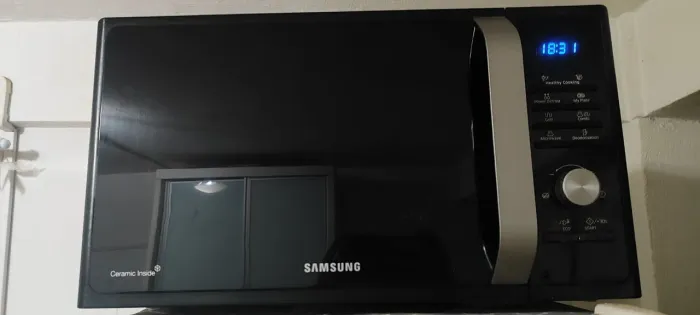 Micro-ondas Samsung Ceramic Inside preto, excelente estado e funcionando perfeitamente.