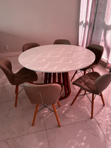 Mesa de jantar redonda com 1,20m de diâmetro com 6 cadeiras de couro