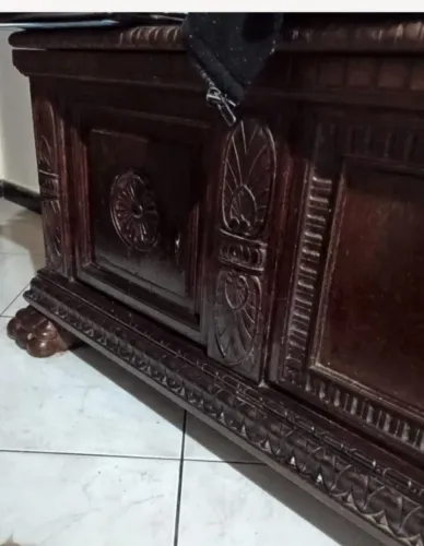 Baú maciço pé de leão