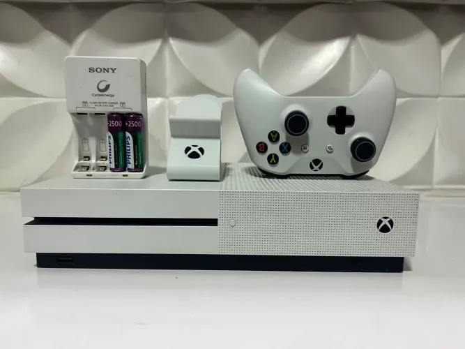 Xbox One S 1TB + Controle original + suporte para o controle + pilhas recarregáveis