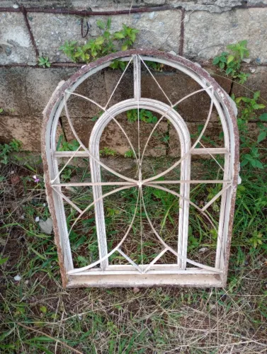 Janela de ferro sem vidro
