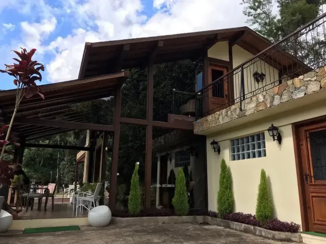 Vendo Sitio com 4 quartos em Petropolis