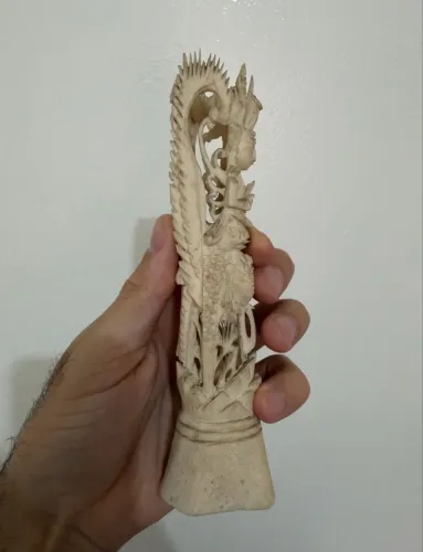 Escultura antiga em marfim 