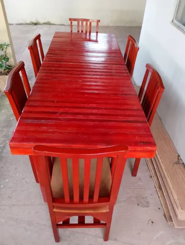Vendo jogo de mesa com seis cadeiras em madeira de lei