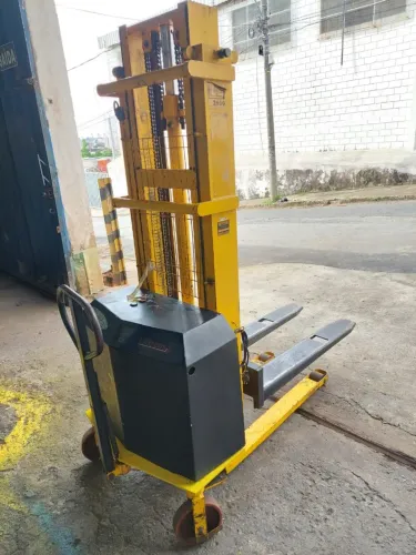 EMPILHADEIRA / PALETEIRA SEMIELÉTRICA LIFTRANS LE 2600C - 2,60m