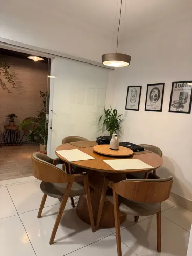 Mesa e cadeiras