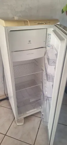 Vende se geladeira 240 litros