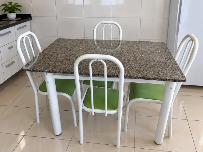 Mesa com 4 cadeiras