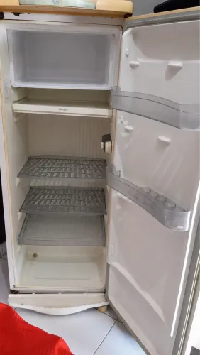 Geladeira, com marcas de uso mas gelando perfeitamente bem.