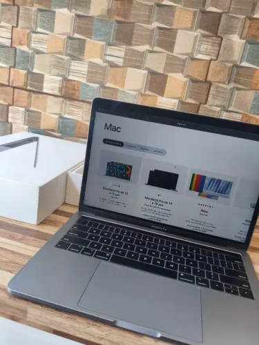 MacBook 2019 detalhe na tela leia