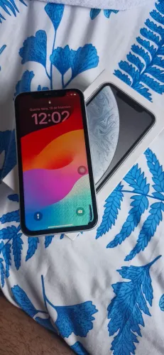Vendo iphone xr(defeito na tela e botao power)
