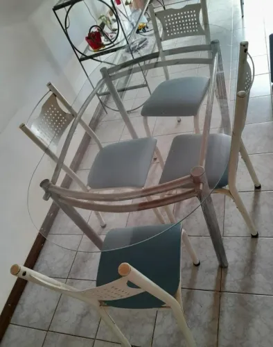 Jogo de mesa de vidro com cadeiras