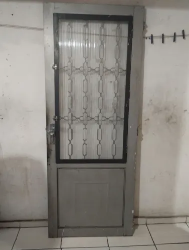 Porta de aço com fechadura 0,82 x 2,10 sem batente
