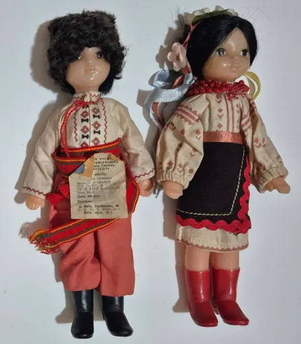 Casal de bonecos folclóricos vintage da era soviética