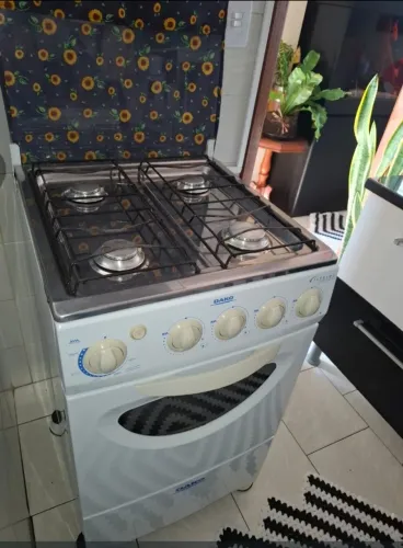 Fogão dado 4 queimadores super conservado.