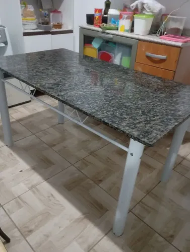 Mesa de com tampo de mármore 
