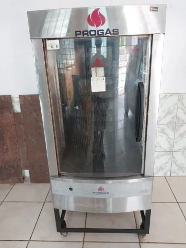 Vendo assadeira de frango com vários acessórios de brinde para pessoa já começar o negócio