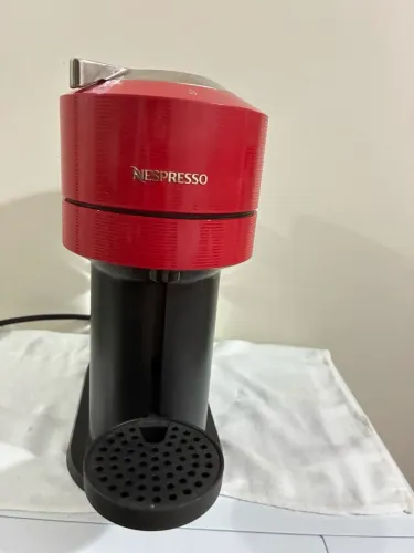 Cafeteira nespresso Vertuo vermelha 
