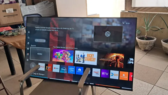 Tv 55 polegada com controle tela com defeito listra vermelha no fundo