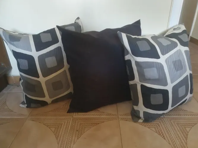 Almofadas para chão - tecido de cor preto e cinza
