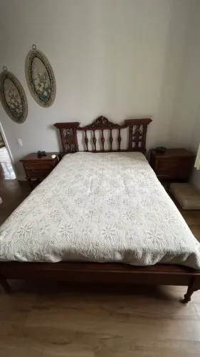Cama de casal em madeira maciça de cerejeira - excelente estado