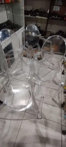 4 cadeiras em acrílico transparente 