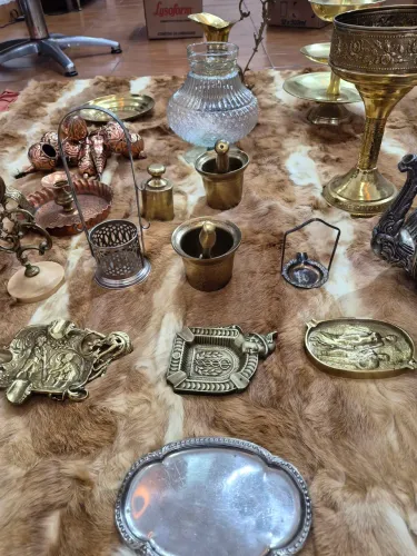 Peças decorativas antigas de latão e metal 
