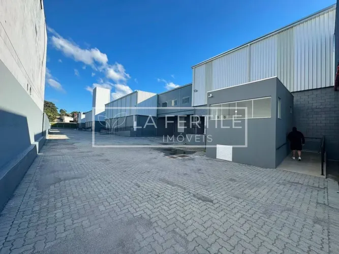 Galpão com 1.329m² em localização estratégica para Locação na região de Itaipava próximo a