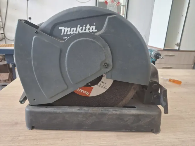 Policorte makita 220v semi nova, com disco original de fábrica ainda