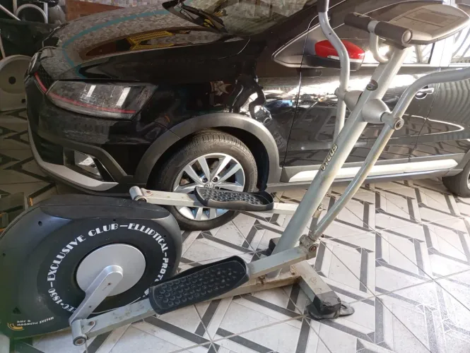 Aparelho para exercício elíptico simulador de caminhada