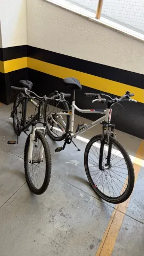 Par de Bikes B'Twin Decathlon (Branca Híbrida + Cinza Menor)