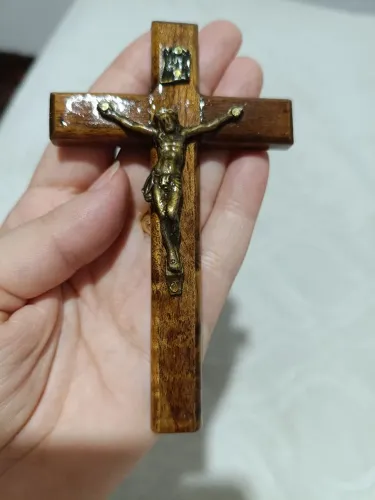 Crucifixo madeira com imagem.