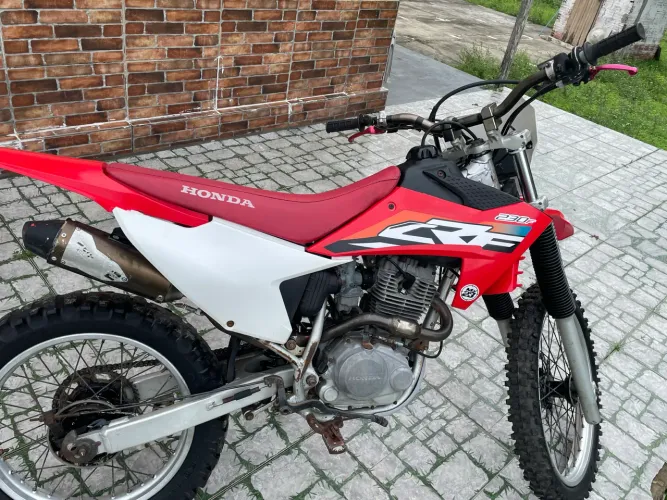 Vendo CRF 230 f ano 2017 sem detalhes 
