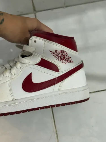 Jordan 1 Mid Vermelho