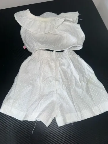 Blusa e shortinho branco infantil.