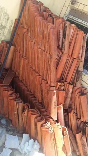 Vendo 600 telhas usadas.