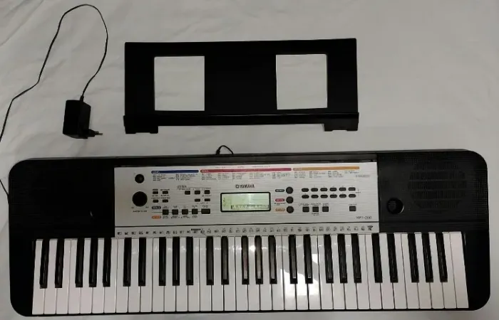 Teclado Musical Yamaha YPT-250 (61 Teclas) - Acompanha Fonte e Porta-Partitura