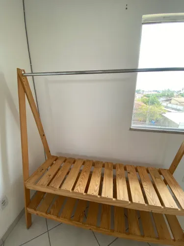 Arara para roupas de madeira