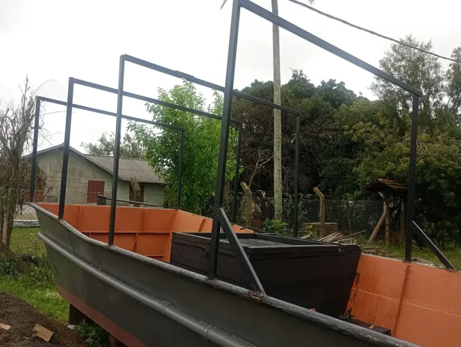 Vendo barco de ferro motor de 4 cilindros diesel