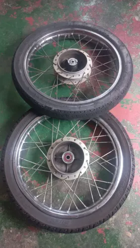 Vendo par de rodas e pneus 