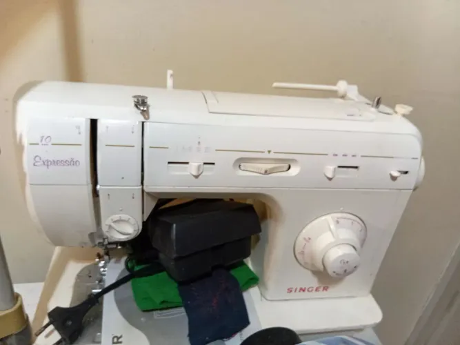 Máquina de costura Singer 110v