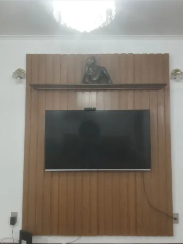 Painel ripado em mogno