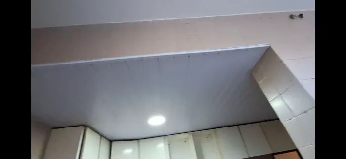 Doação - Forro de pcv branco completo, trilho de metal e roda forro.
