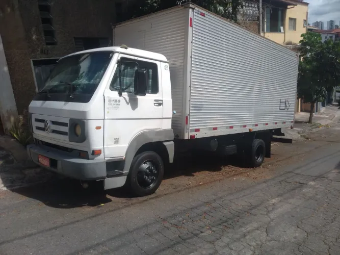 Caminhão ¾ baú de 5,50