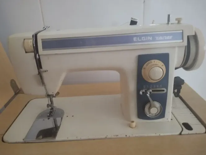 Máquina de costura Elgin ZigZag com gabinete
