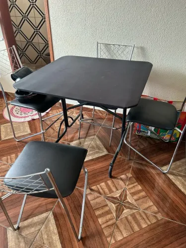 Mesa com 4 cadeiras