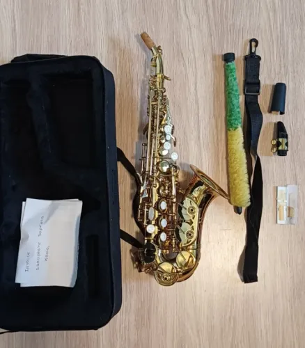 Sax Soprano Curvo Konig semi-novo com pouco uso e nota fiscal